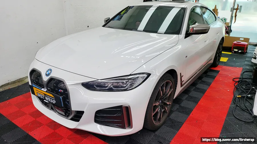 BMW i4 カーラッピング事例｜GTシルバー高光沢 施工写真 3-1