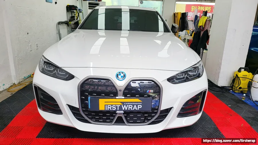 BMW i4 カーラッピング事例｜GTシルバー高光沢 施工写真 1-2