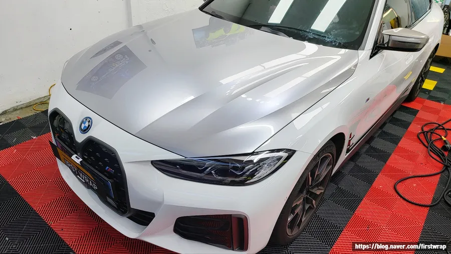 BMW i4 カーラッピング事例｜GTシルバー高光沢 施工写真 2-3
