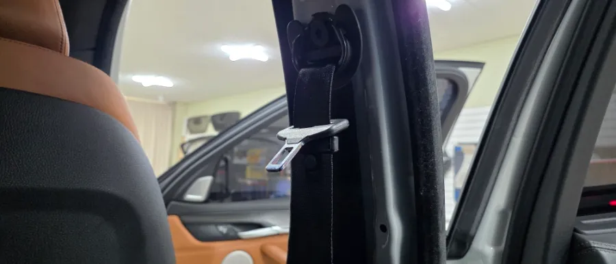 BMW X6 interior customization - BMW X6 Interior Customization: M Performance 3-Color Seatbelt Upg photo 3