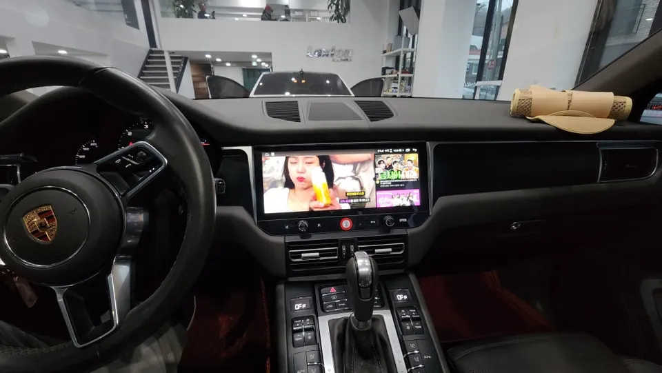 Porsche MacanのAndroid Auto・CarPlay取付事例 施工写真 1-2