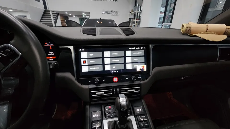 Porsche MacanのAndroid Auto・CarPlay取付事例 施工写真 2-2
