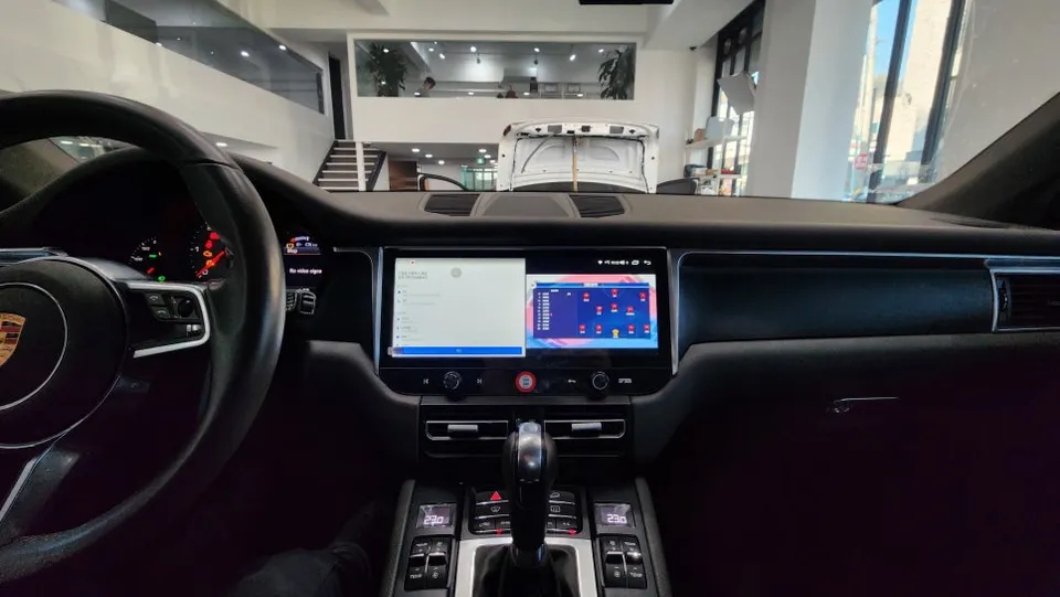 Porsche MacanのAndroid Auto・CarPlay取付事例 施工写真 3-2