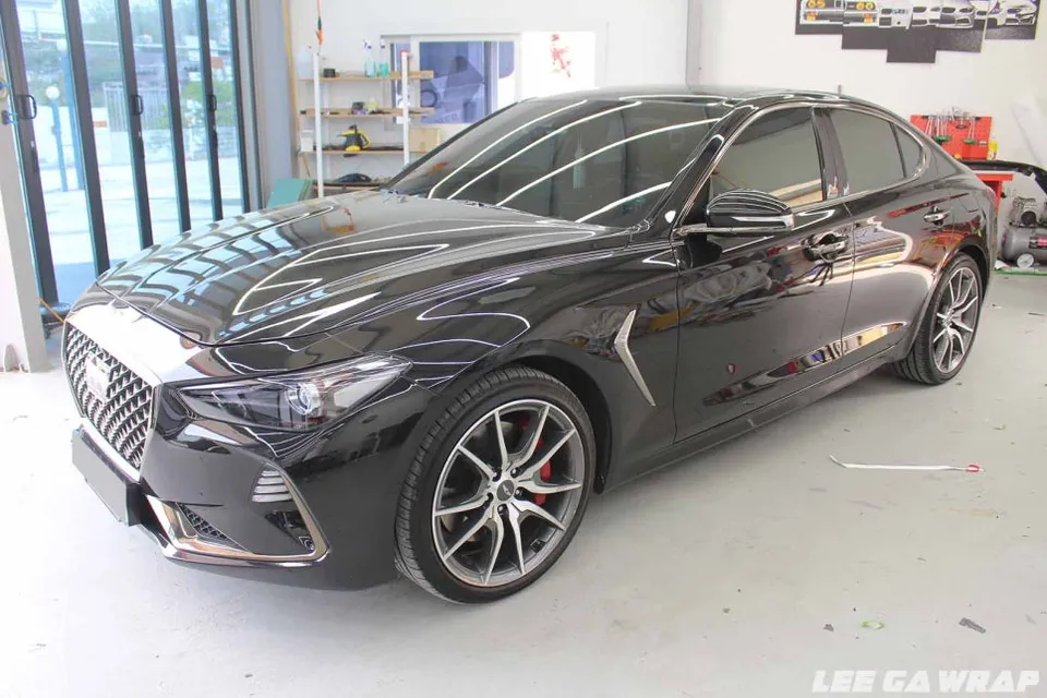 Genesis G70のカーラッピング事例:クローム除去とライトトーンダウン 施工写真 2-1