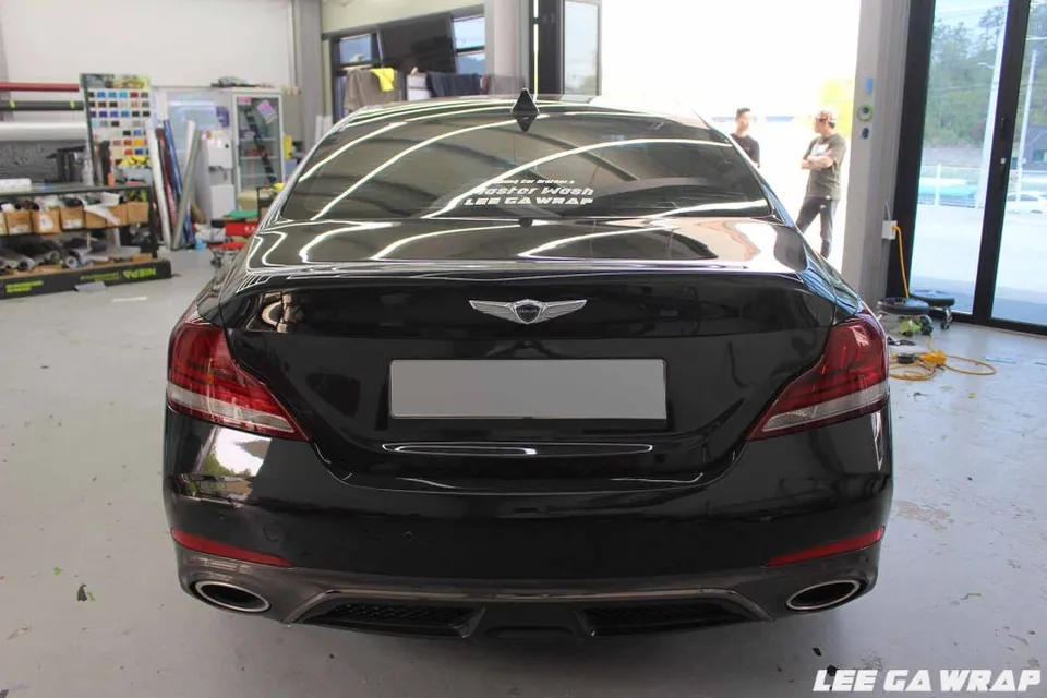 Genesis G70のカーラッピング事例:クローム除去とライトトーンダウン 施工写真 3-1