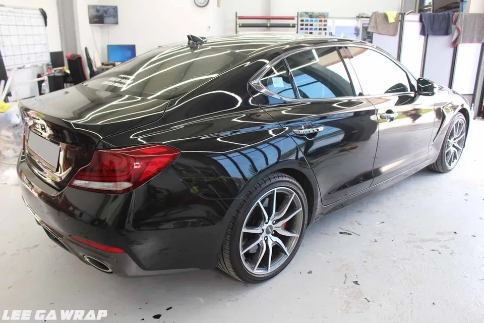 Genesis G70のカーラッピング事例:クローム除去とライトトーンダウン 施工写真 1-2