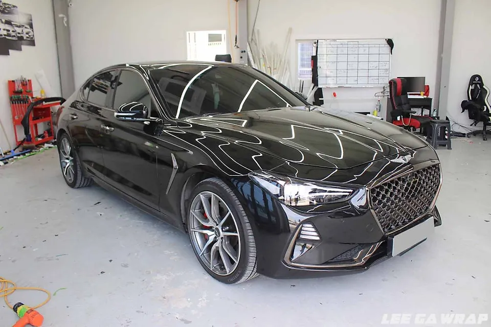 Genesis G70のカーラッピング事例:クローム除去とライトトーンダウン 施工写真 3-3