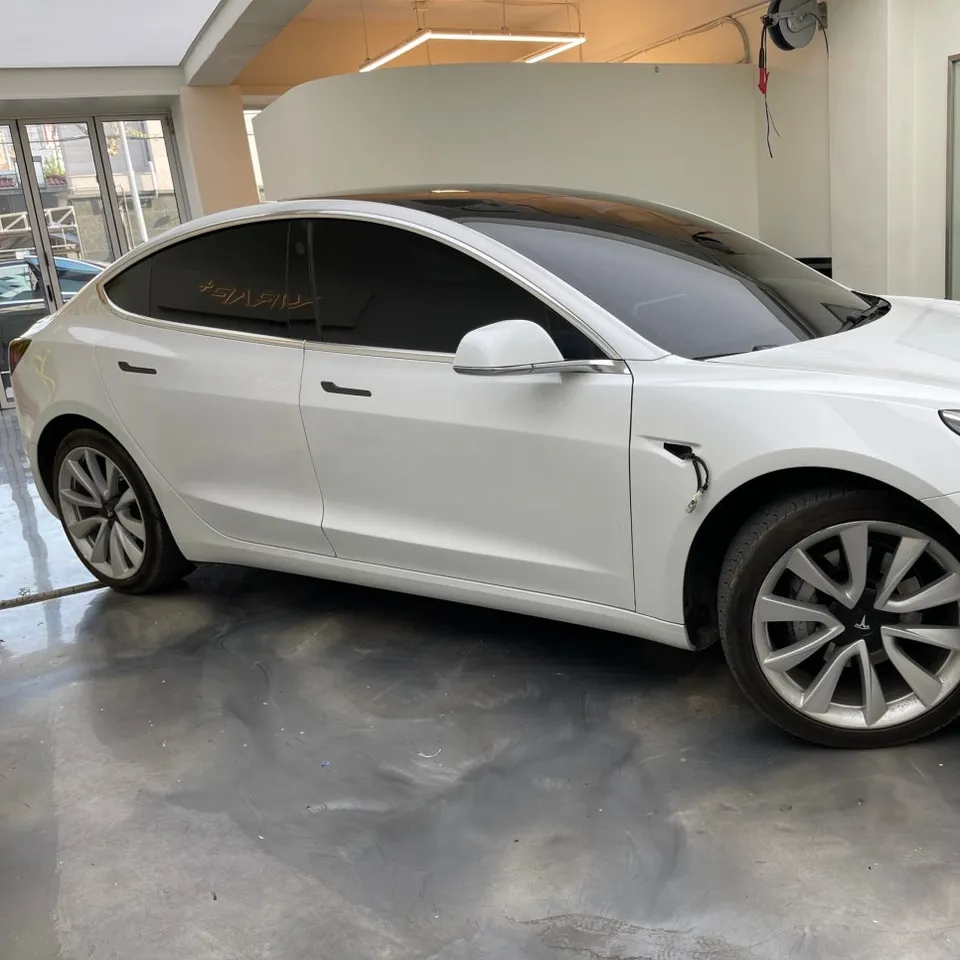Tesla Model Yのカーラッピング事例|ロックグレーの色味 施工写真 1-1