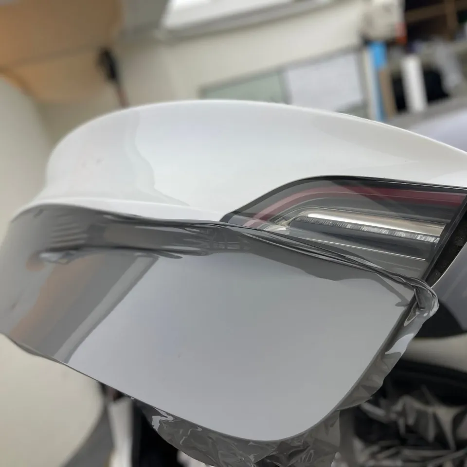 Tesla Model Yのカーラッピング事例|ロックグレーの色味 施工写真 4-1