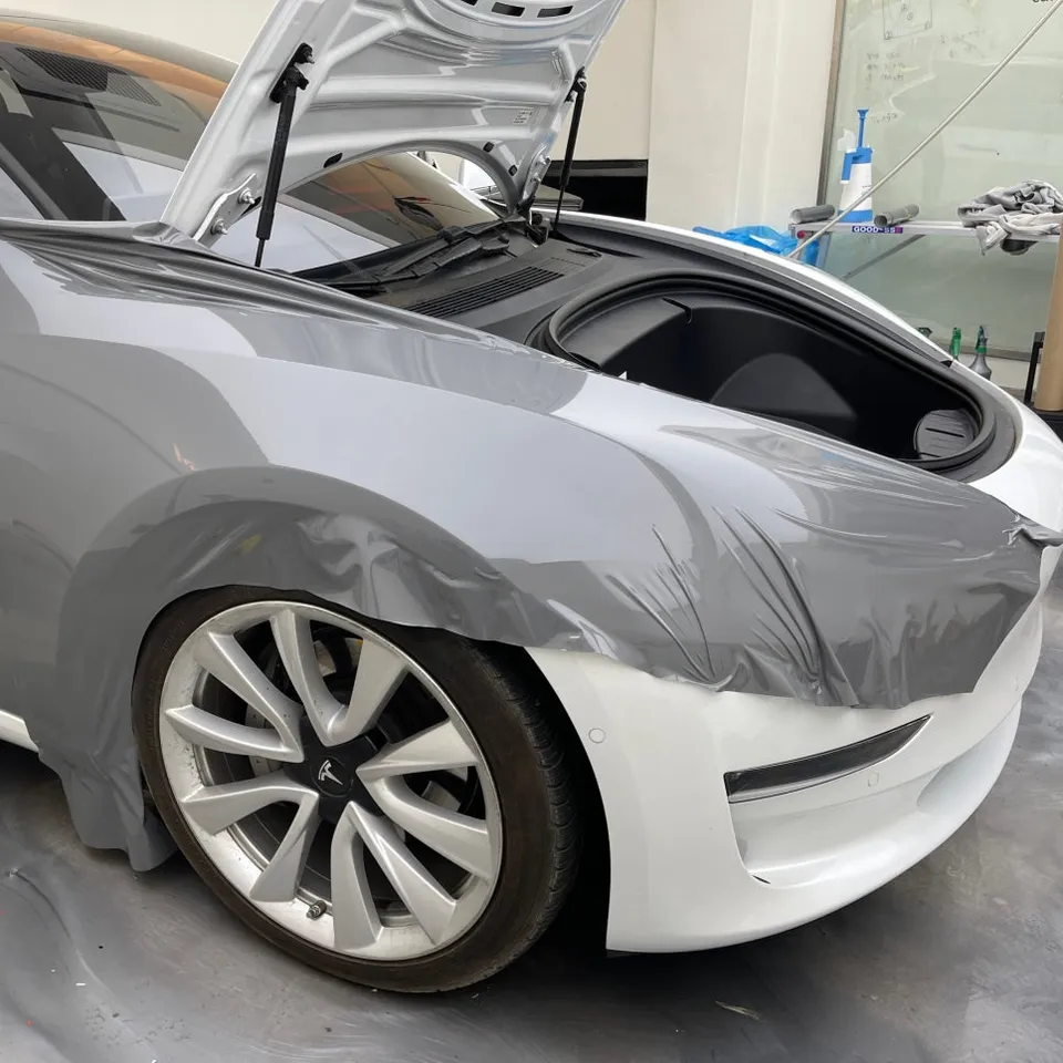 Tesla Model Yのカーラッピング事例|ロックグレーの色味 施工写真 1-2
