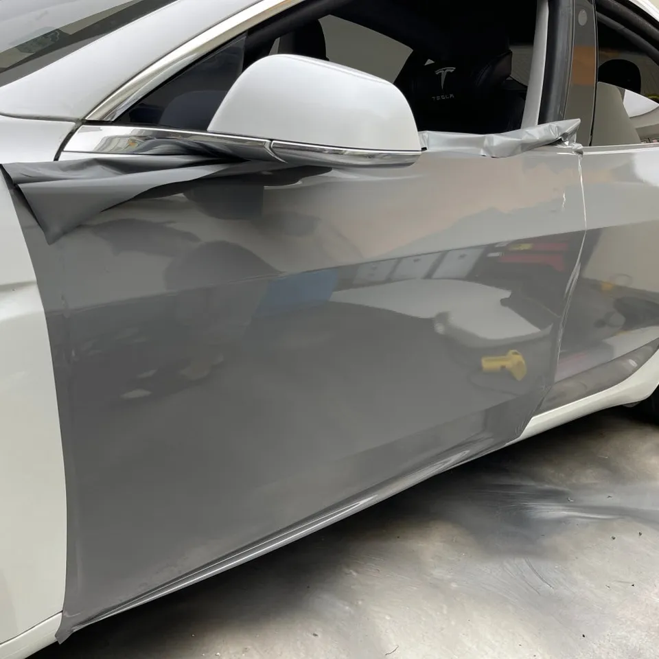 Tesla Model Yのカーラッピング事例|ロックグレーの色味 施工写真 2-2