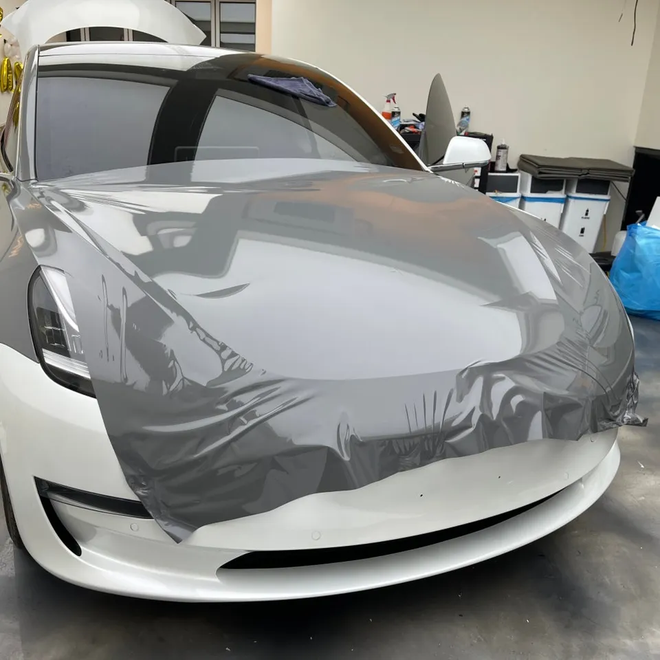 Tesla Model Yのカーラッピング事例|ロックグレーの色味 施工写真 3-2