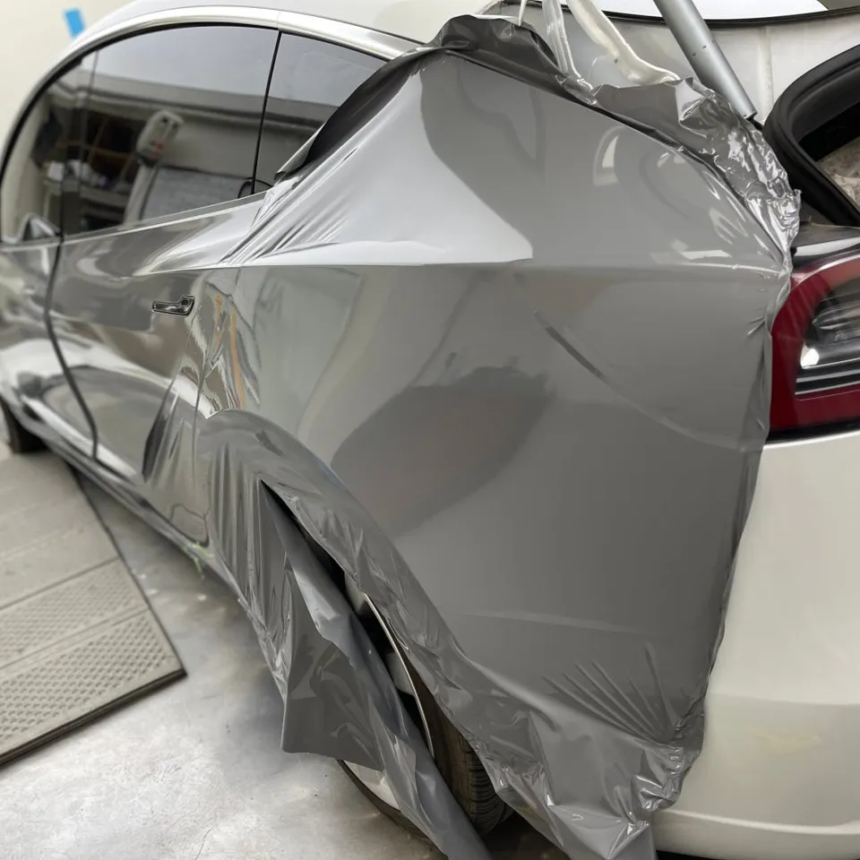 Tesla Model Yのカーラッピング事例|ロックグレーの色味 施工写真 4-2