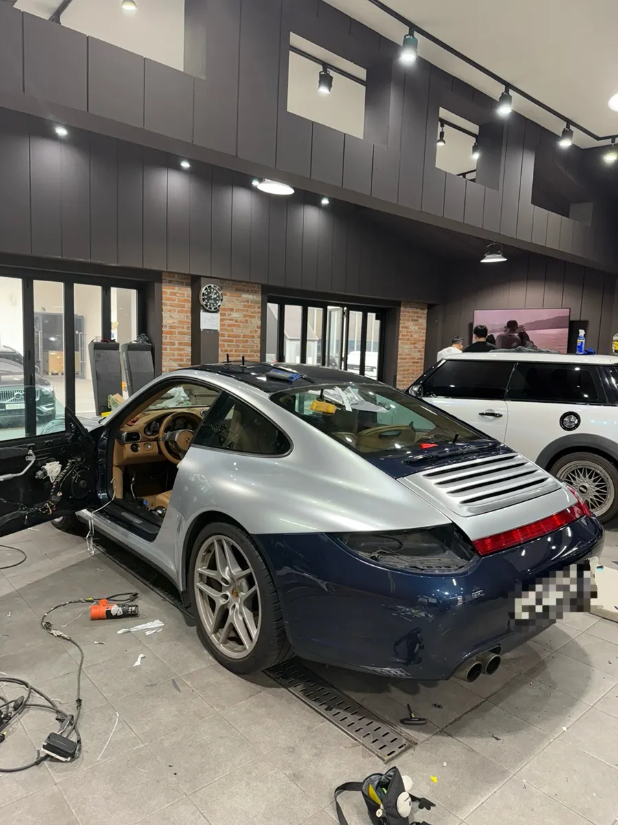 ポルシェ911のカーラッピング事例｜メタリックシルバーの高級感 施工写真 4-1