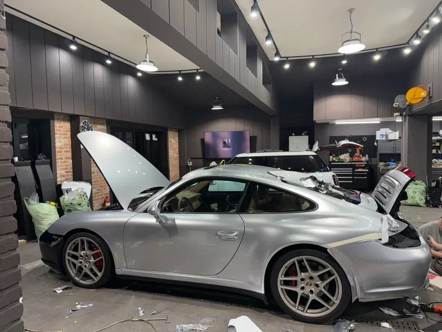 ポルシェ911のカーラッピング事例｜メタリックシルバーの高級感 施工写真 1-2