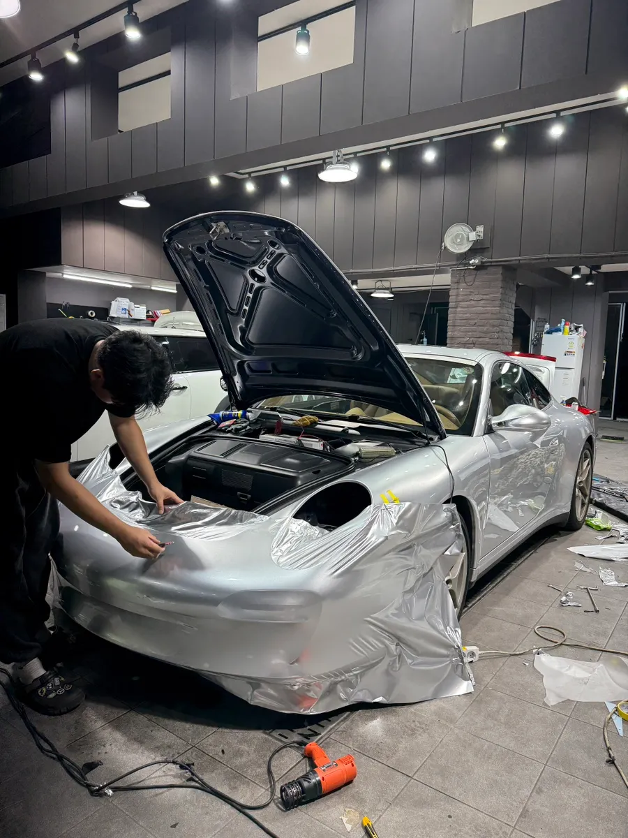 ポルシェ911のカーラッピング事例｜メタリックシルバーの高級感 施工写真 2-2