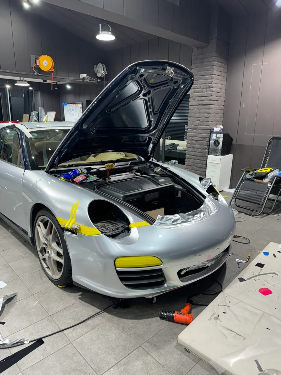 ポルシェ911のカーラッピング事例｜メタリックシルバーの高級感 施工写真 3-2