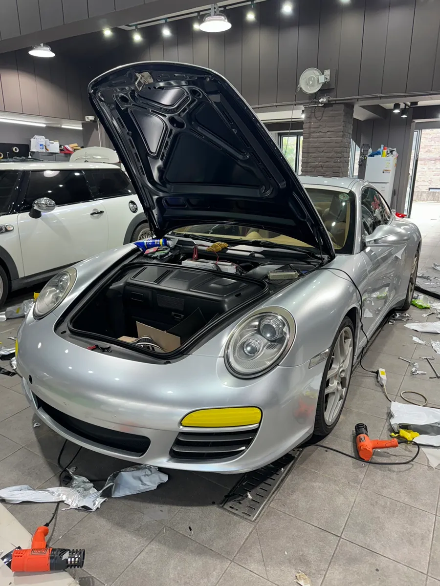 ポルシェ911のカーラッピング事例｜メタリックシルバーの高級感 施工写真 4-2