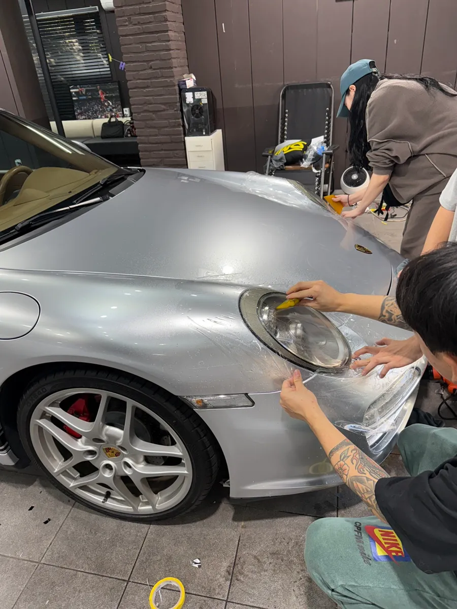 ポルシェ911のカーラッピング事例｜メタリックシルバーの高級感 施工写真 1-3