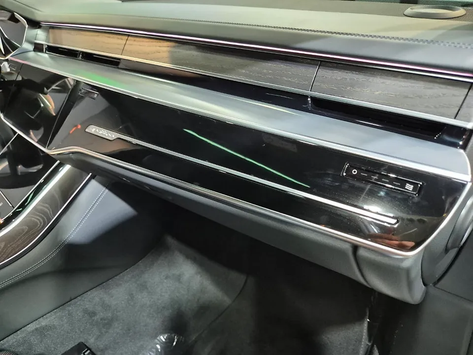 Audi A8の室内PPF施工事例｜ハイグロスの傷対策 施工写真 1-2