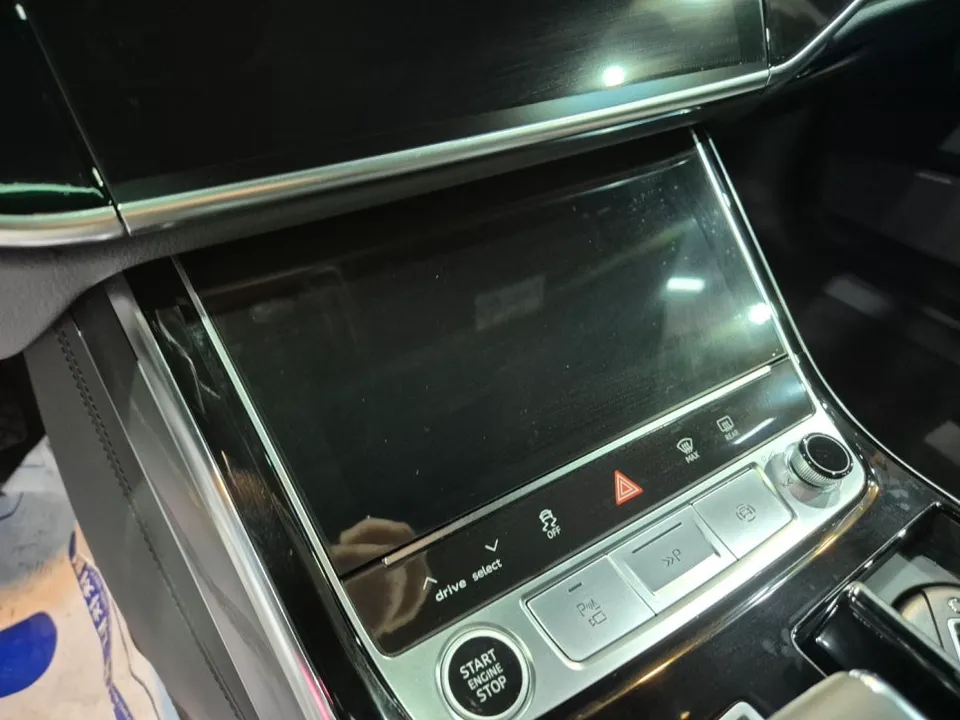 Audi A8の室内PPF施工事例｜ハイグロスの傷対策 施工写真 2-2
