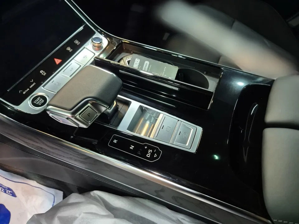 Audi A8の室内PPF施工事例｜ハイグロスの傷対策 施工写真 3-2