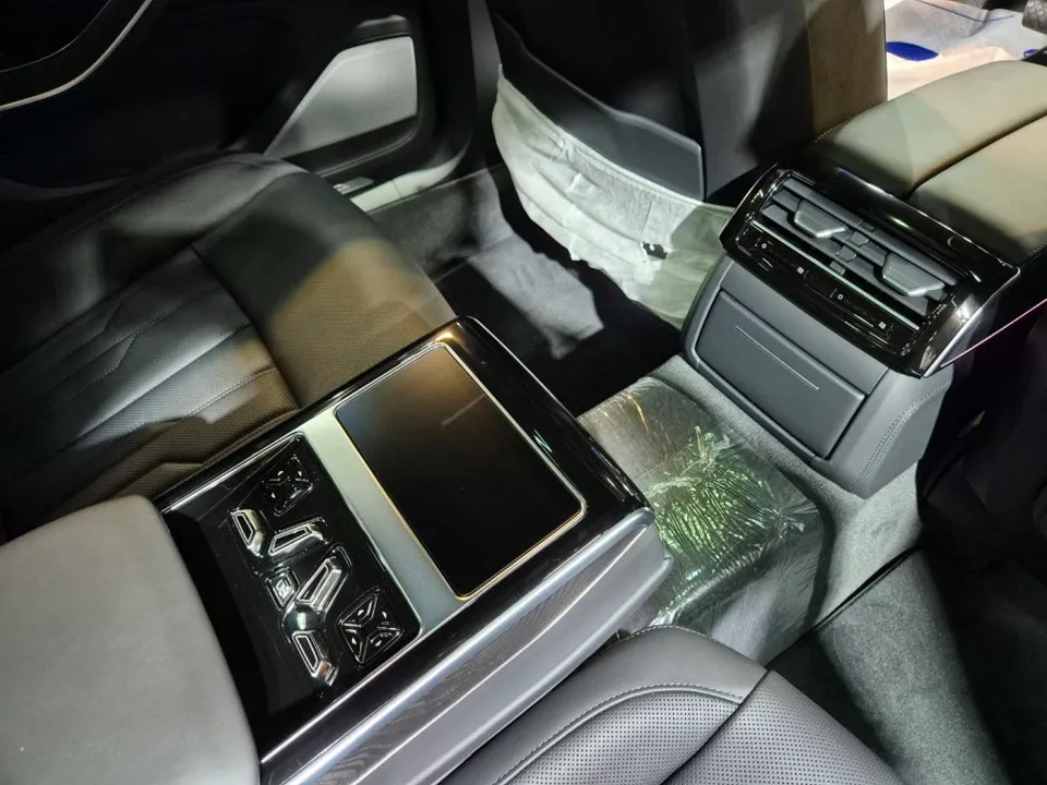 Audi A8の室内PPF施工事例｜ハイグロスの傷対策 施工写真 2-3