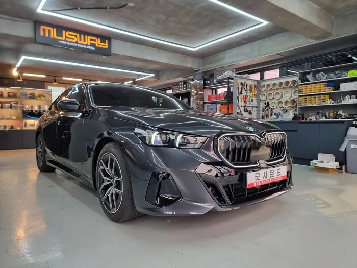 BMW 5 Series G60 Ambient Lighting Review: Cost & Results photo 2
