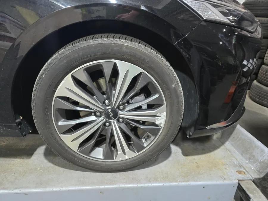 Kia K8のホイールリペア・塗装事例 施工写真 2-1