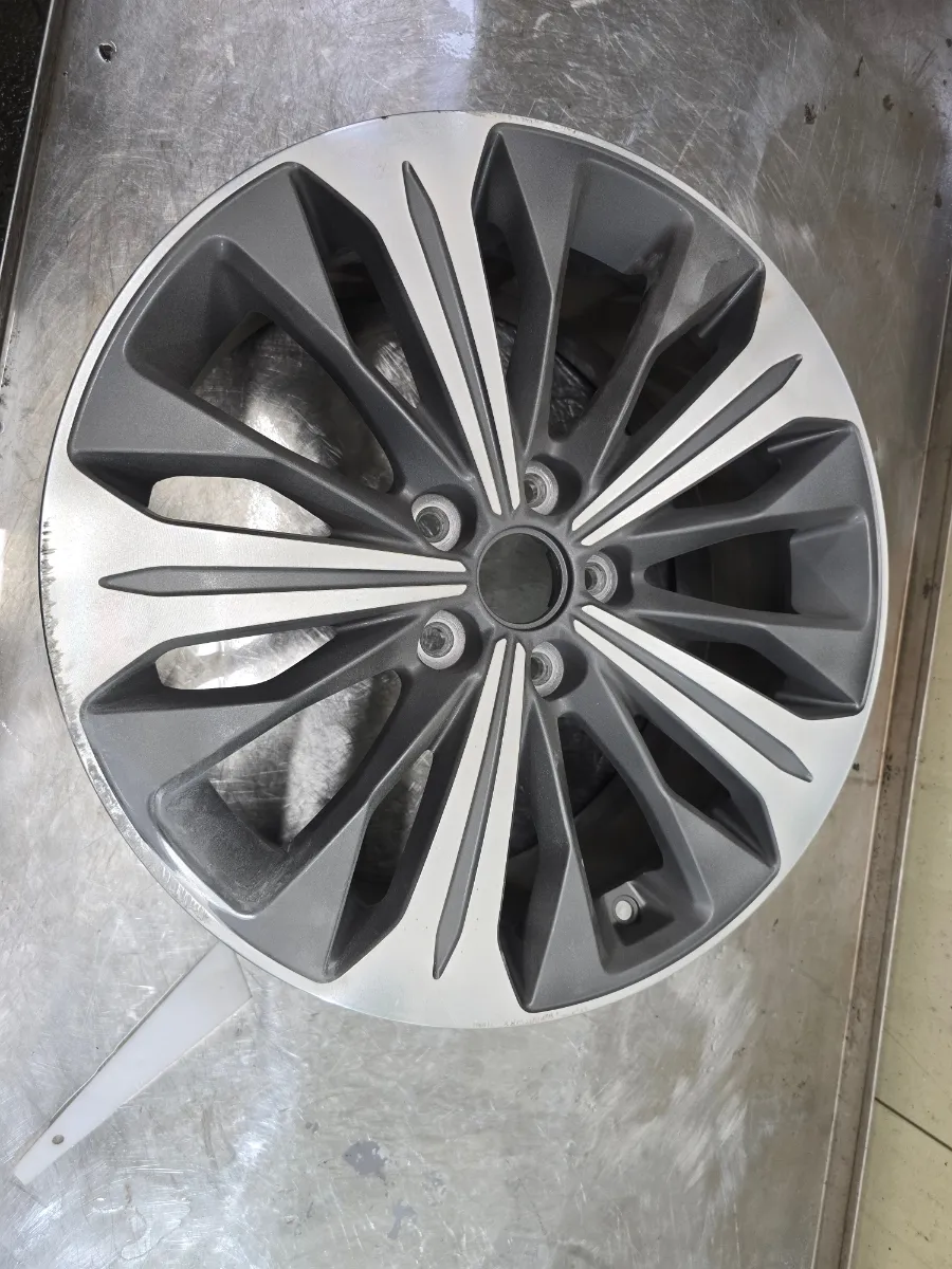Kia K8のホイールリペア・塗装事例 施工写真 1-2