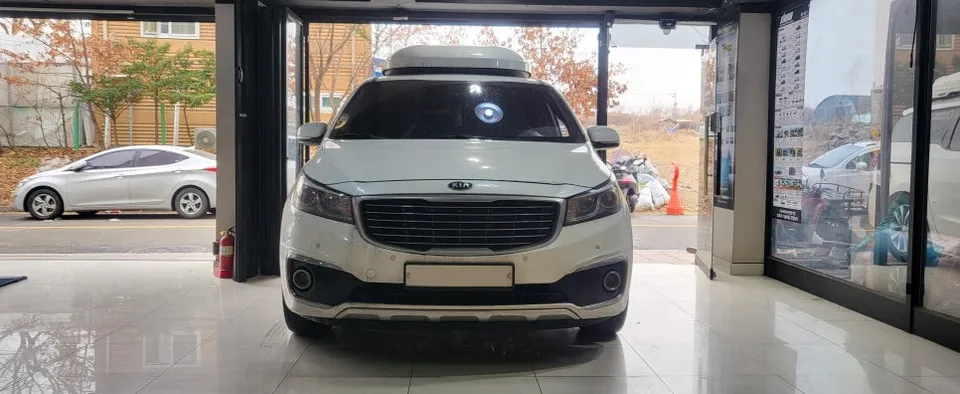 Kia Carnival KA4 ambient lighting installation result