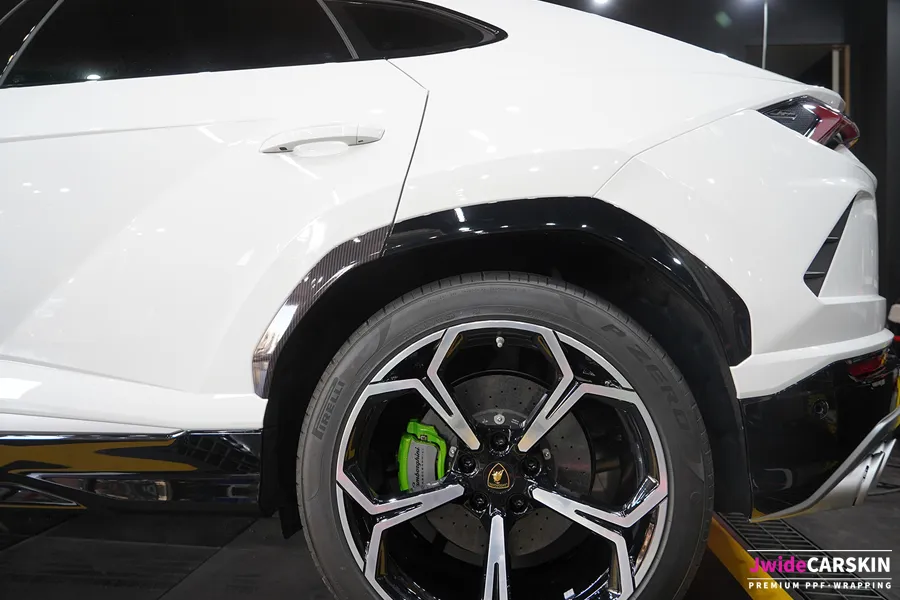 Lamborghini Urus Vinyl Wrap Review: 4D Carbon Fiber Accents photo 4