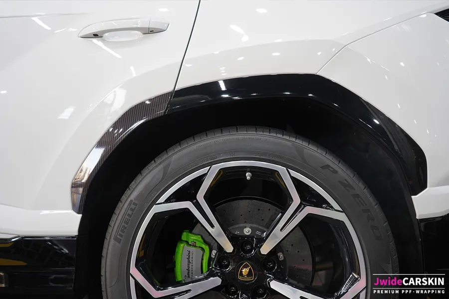 Lamborghini Urus vinyl wrap - Lamborghini Urus Vinyl Wrap Review: 4D Carbon Fiber Accents photo 4