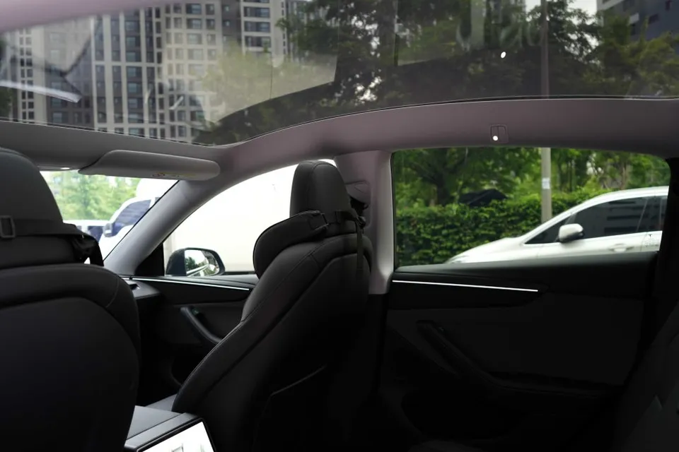 Tesla Model Y window tinting - Tesla Model Y Window Tinting Review: Rainbow V90 Film photo 3