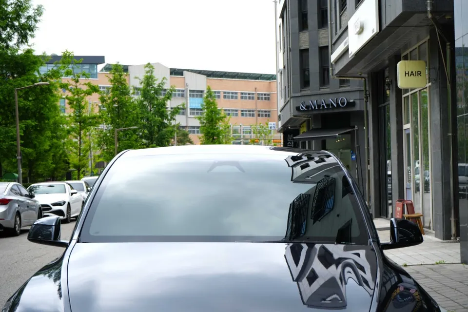 Tesla Model Y window tinting - Tesla Model Y Window Tinting Review: Rainbow V90 Film photo 4