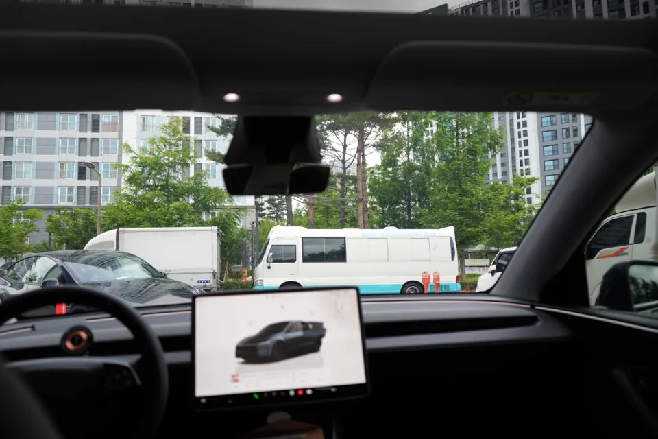 Tesla Model Y window tinting - Tesla Model Y Window Tinting Review: Rainbow V90 Film photo 5