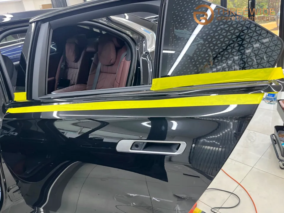 BMW i7のカーラッピング事例｜クローム除去で高級感アップ 施工写真 4-1