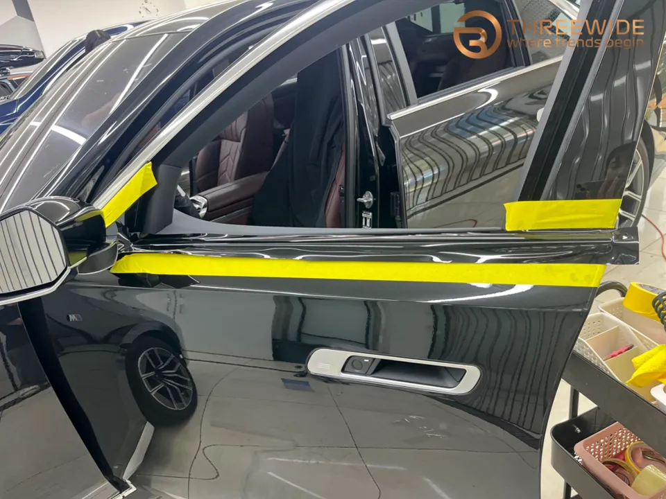 BMW i7のカーラッピング事例｜クローム除去で高級感アップ 施工写真 3-2