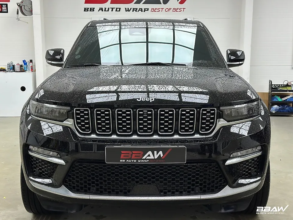 Jeep Grand Cherokeeのカーラッピング事例|GTシルバー 施工写真 1-1