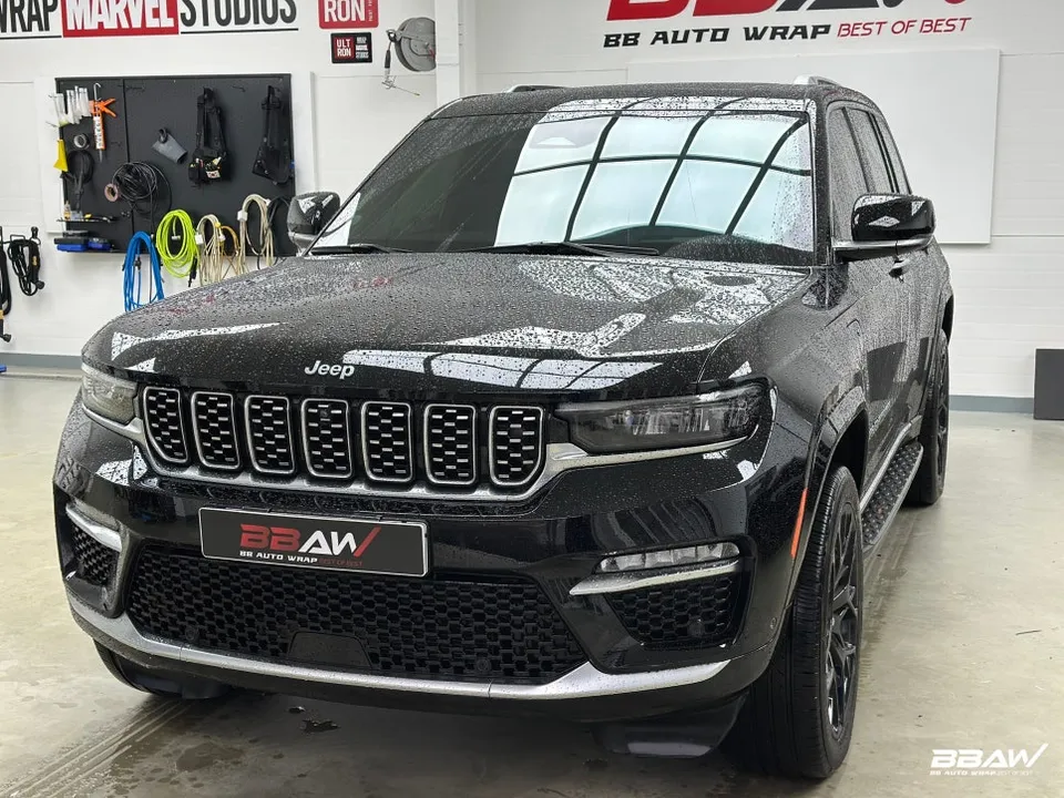 Jeep Grand Cherokeeのカーラッピング事例|GTシルバー 施工写真 2-1
