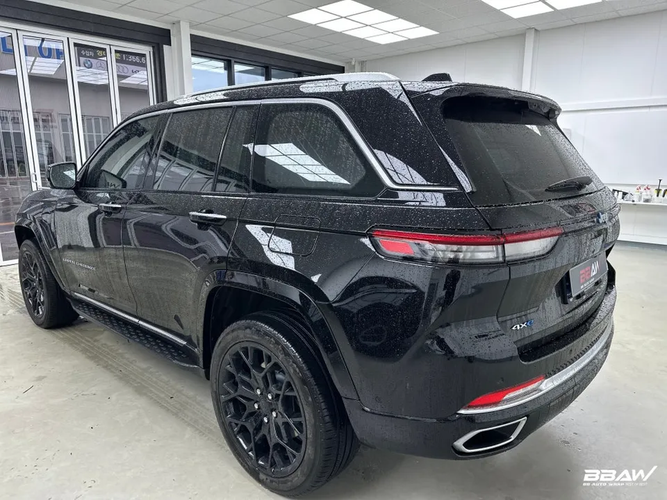 Jeep Grand Cherokeeのカーラッピング事例|GTシルバー 施工写真 3-1