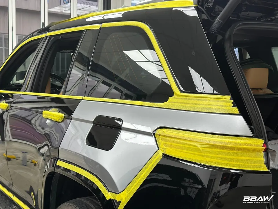 Jeep Grand Cherokeeのカーラッピング事例|GTシルバー 施工写真 3-2