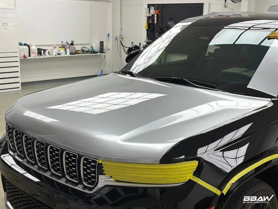 Jeep Grand Cherokeeのカーラッピング事例|GTシルバー 施工写真 1-3