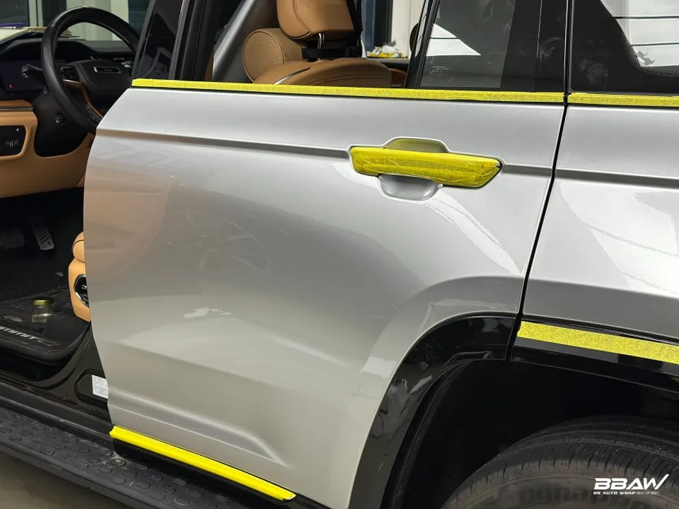 Jeep Grand Cherokeeのカーラッピング事例|GTシルバー 施工写真 2-3
