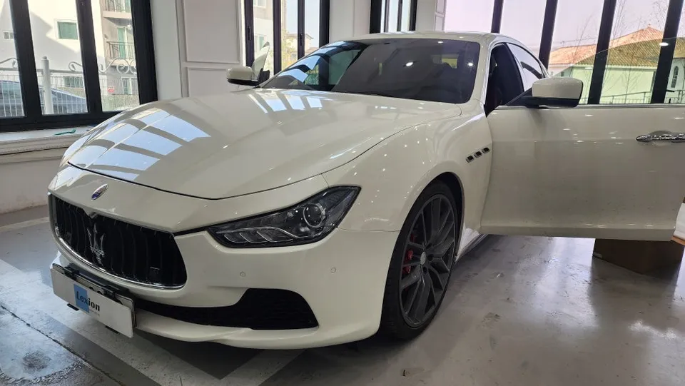 Maserati GhibliのAndroid Auto・CarPlay取付事例 写真