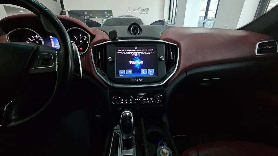 Maserati GhibliのAndroid Auto・CarPlay取付事例 施工写真 2-1