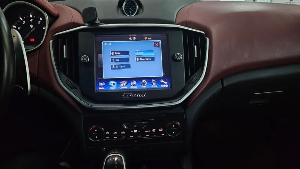 Maserati GhibliのAndroid Auto・CarPlay取付事例 施工写真 3-1