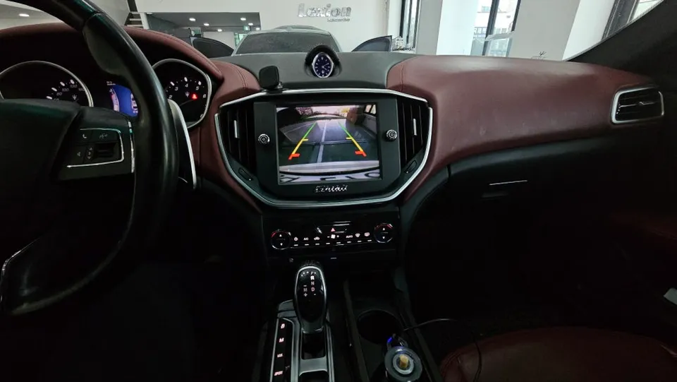 Maserati GhibliのAndroid Auto・CarPlay取付事例 施工写真 4-1