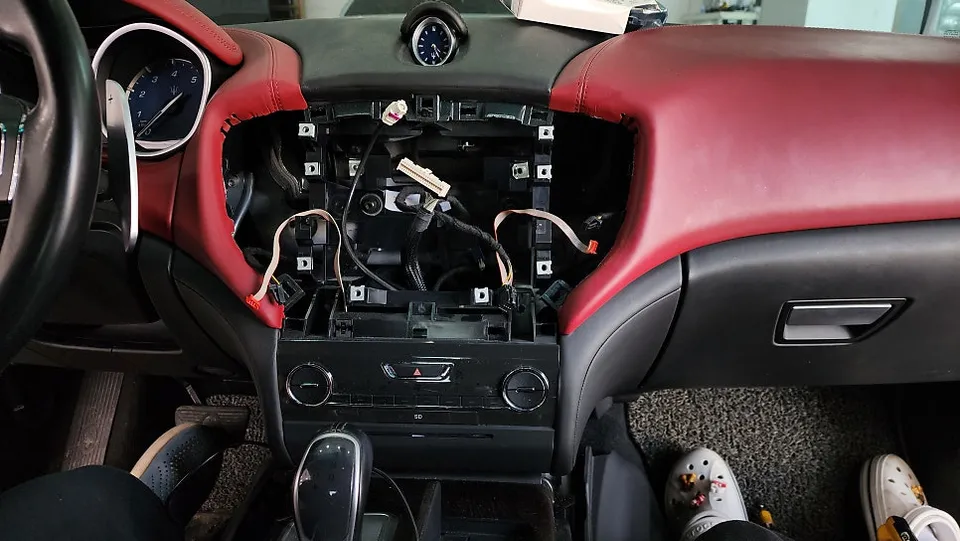 Maserati GhibliのAndroid Auto・CarPlay取付事例 施工写真 1-2