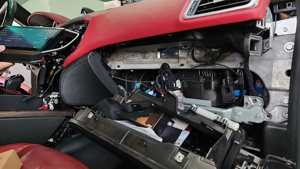 Maserati GhibliのAndroid Auto・CarPlay取付事例 施工写真 2-2